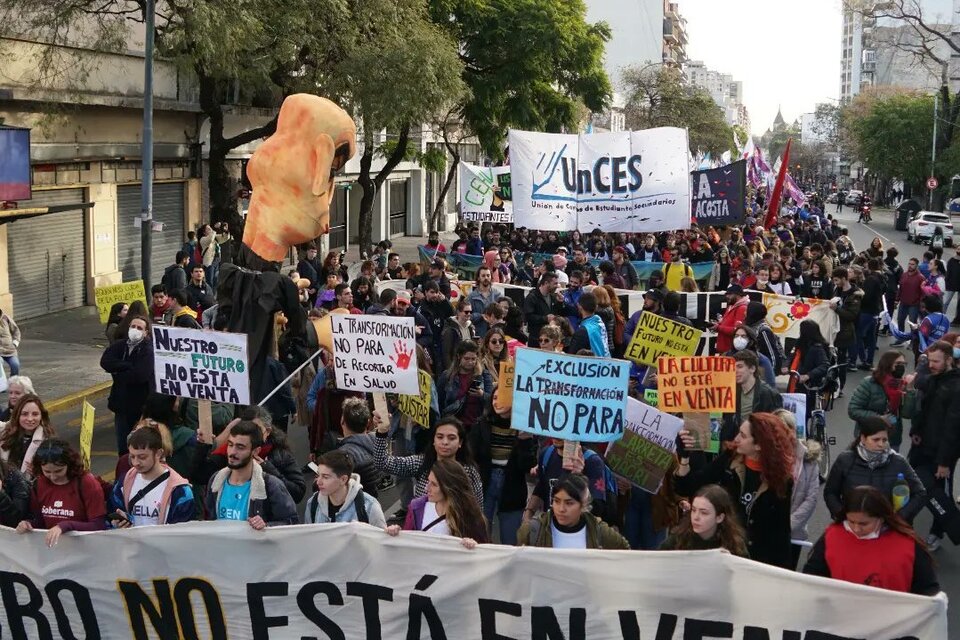 Jóvenes porteños realizaron una "caravana de la juventud" a la sede del gobierno de la Ciudad. Foto: Twitter.