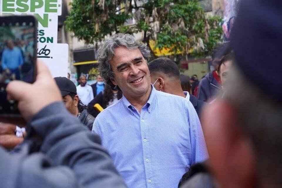 Sergio Fajardo votó con críticas al organismo encargado de controlar la elección. Fuente: Facebook Sergio Fajardo 