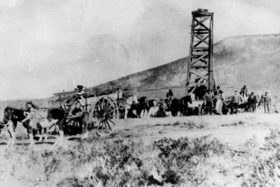 La extracción de petróleo en la Patagonia, circa 1930.