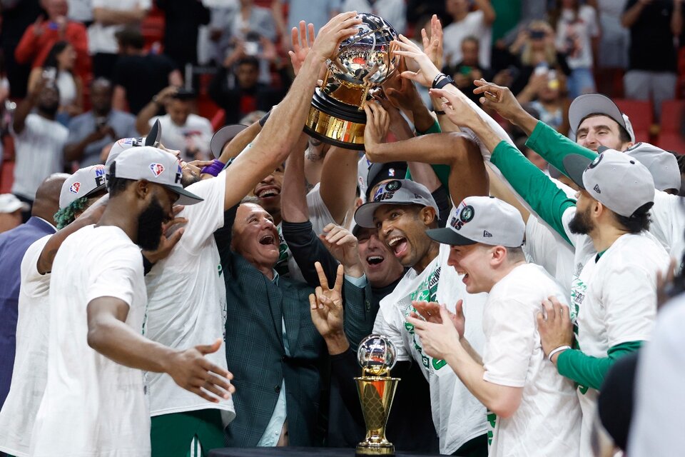 Con el dominicano Horford a la cabeza, los Celtics levantan el trofeo de campeones del Este (Fuente: EFE)