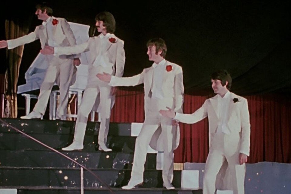 Los Beatles en "Magical Mystery Tour": ¿por qué Paul lleva un clavel negro?