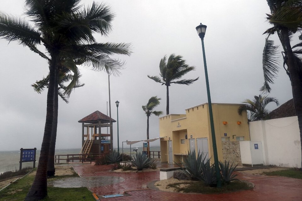 El fenómeno tocó tierra como huracán categoría 2 en la escala Saffir-Simpson. (Fuente: AFP)