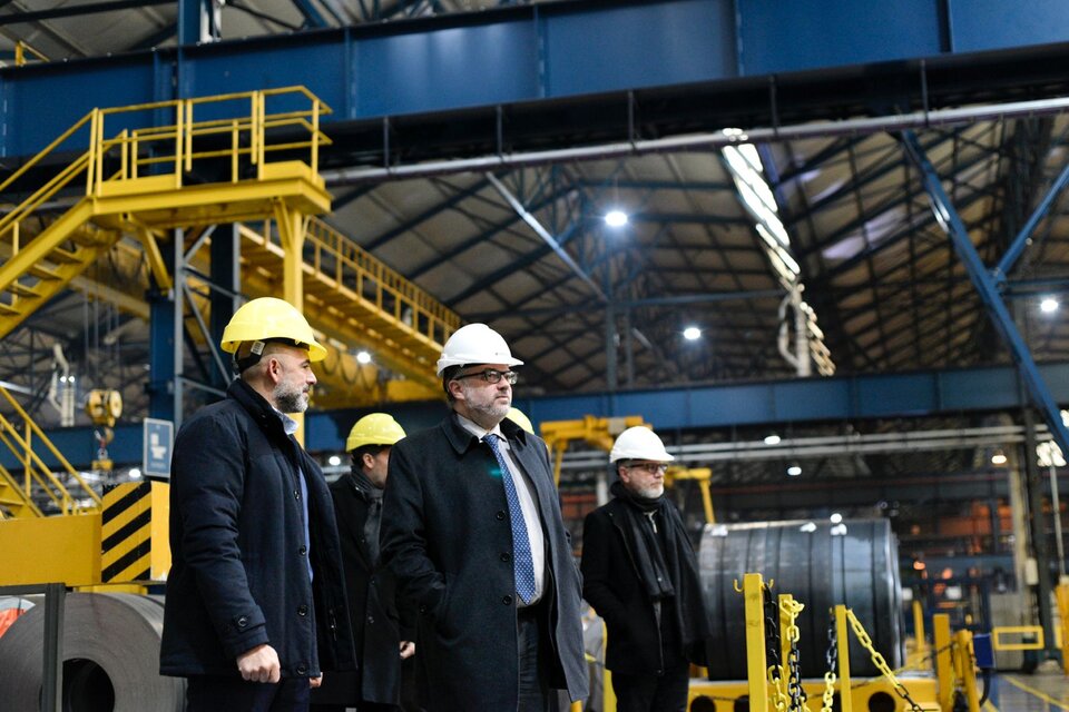 El ministro Kulfas recorrió la planta de Laminados Industriales. 