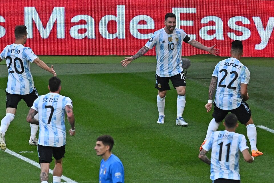 Messi abre los brazos para festejar con Martínez, autor del gol (Fuente: AFP)