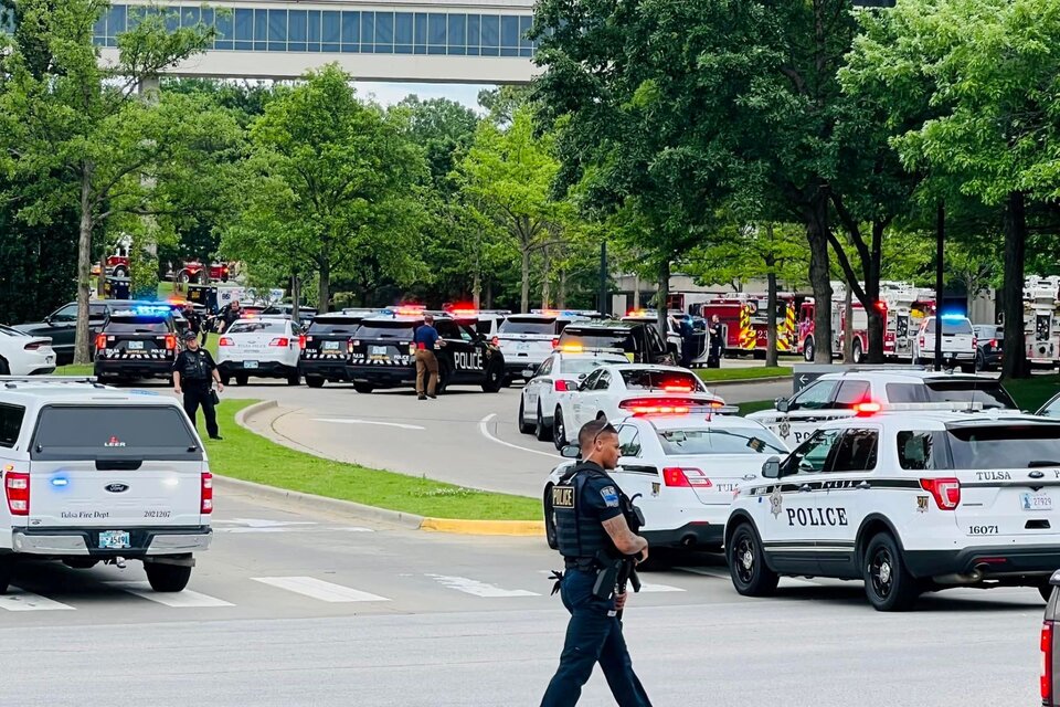 Operativo policial en un hospital de Oklahoma, donde entró un tirador y mató al menos a cuatro personas. Foto: Facebook.