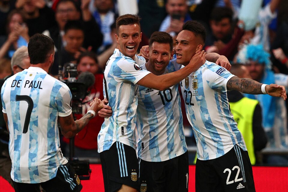 De Paul, Lo Celso, Messi y Martínez celebran uno de los tantos de la goleada (Foto: AFP).