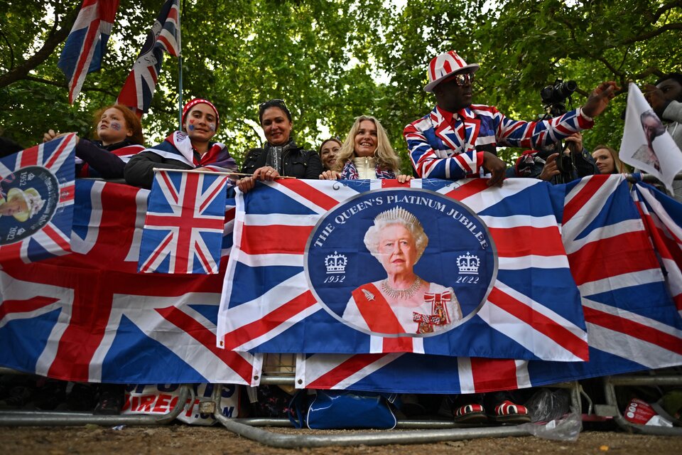 Los británicos salieron a las calles a festejar los 70 años del reinado de Isabel II. Imagen: AFP