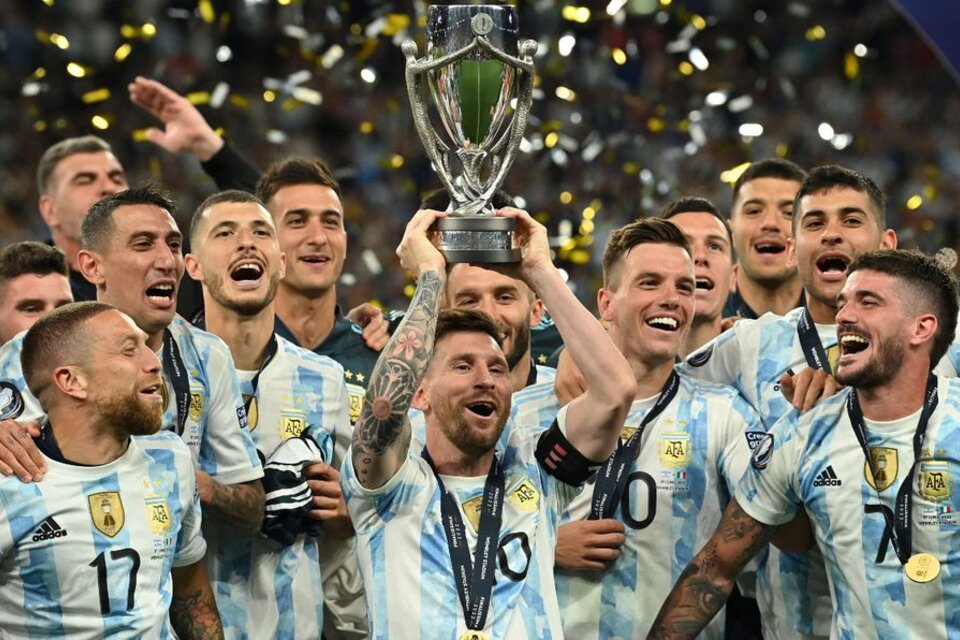 Lionel Messi y sus compañeros festejan la obtención de la Copa de Campeones CONMEBOL-UEFA.  (Fuente: AFP)