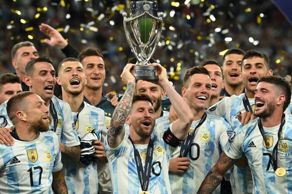 Lionel Messi y sus compañeros festejan la obtención de la Copa de Campeones CONMEBOL-UEFA. (Fuente: AFP)