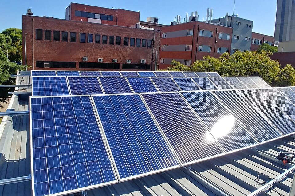 Las placas solares son una de las principales fuentes de energía renovable que se utilizan actualmente para abaratar costos y disminuir el cambio climático. 