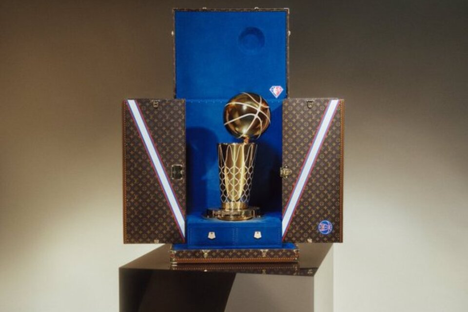 Preciado. El "Trofeo Larry O'Brien" de la NBA, que se disputarán los Celtics de Boston y los Warriors de Golden State. Foto: (Tw NBA)