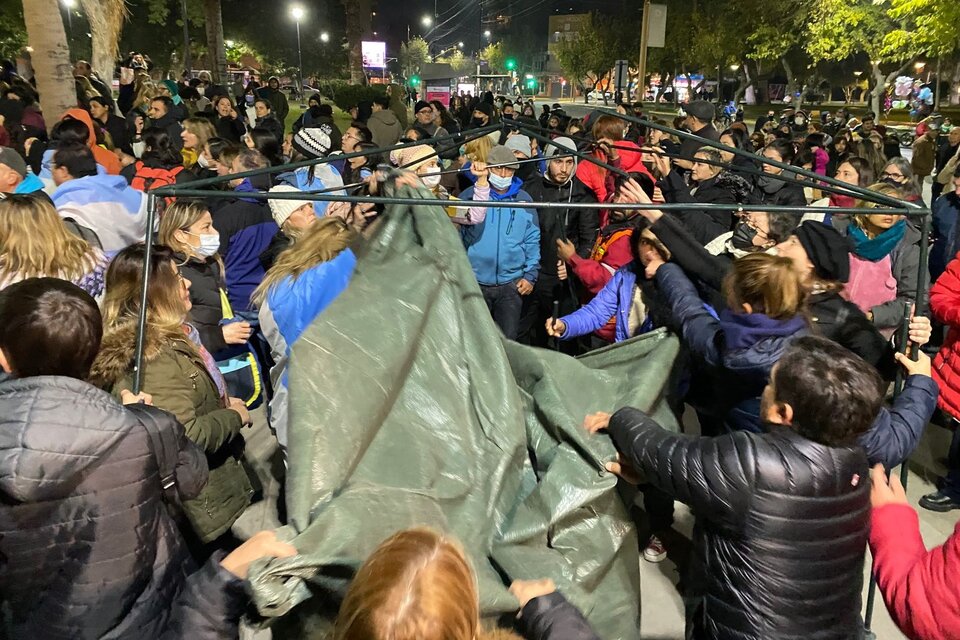 Los docentes autoconvocados quisieron instalar un gazebo pero la policía lo impidió. (Fuente: Diario de Cuyo)