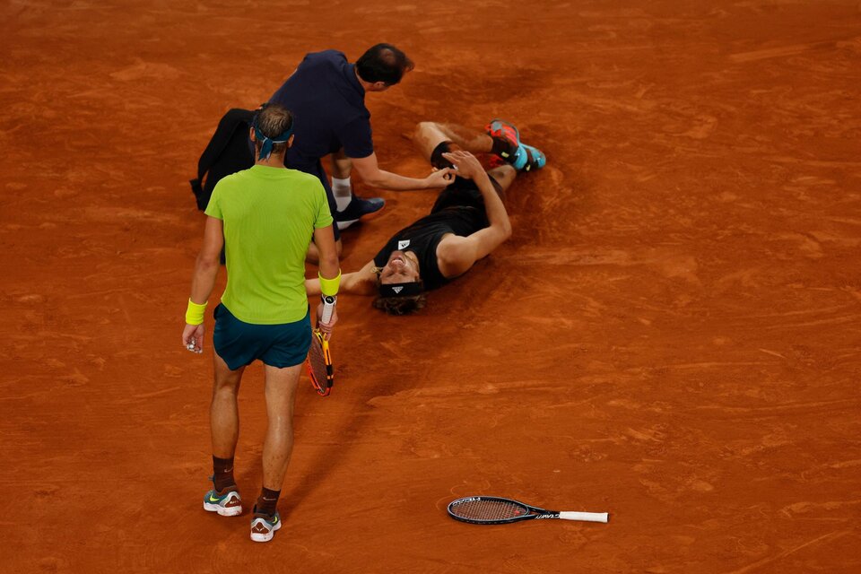 Rafael Nadal se acercó a ver cómo estaba Alexander Zverev tras el golpe. 