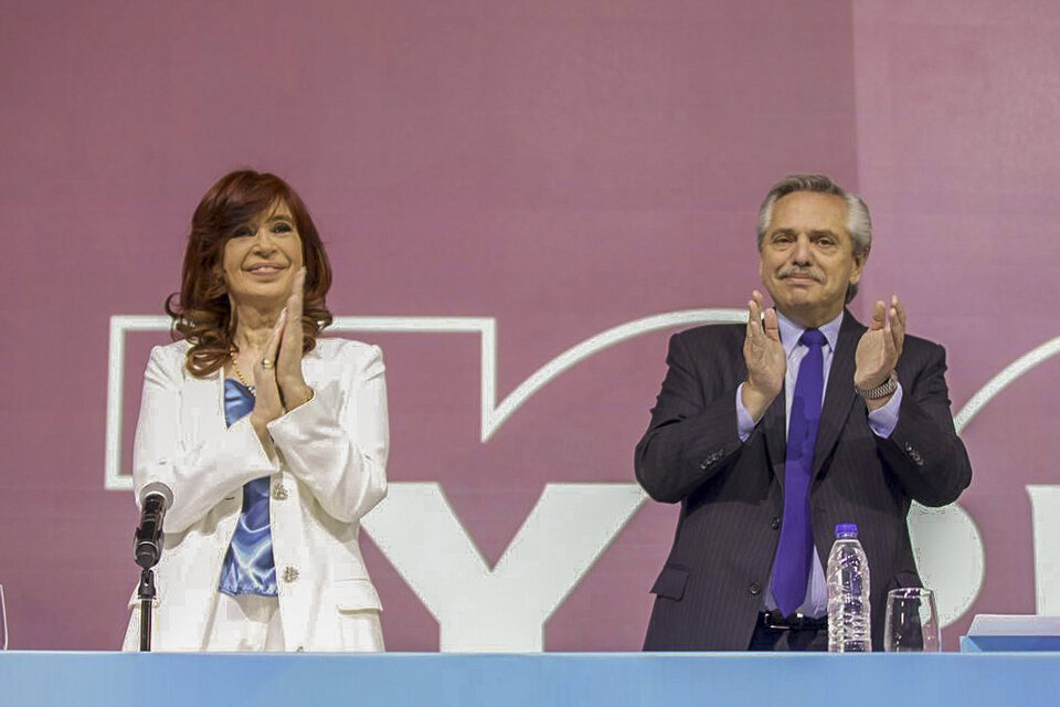 Cristina Kirchner y Alberto Fernández en el acto por los 100 años de YPF. (Fuente: NA)