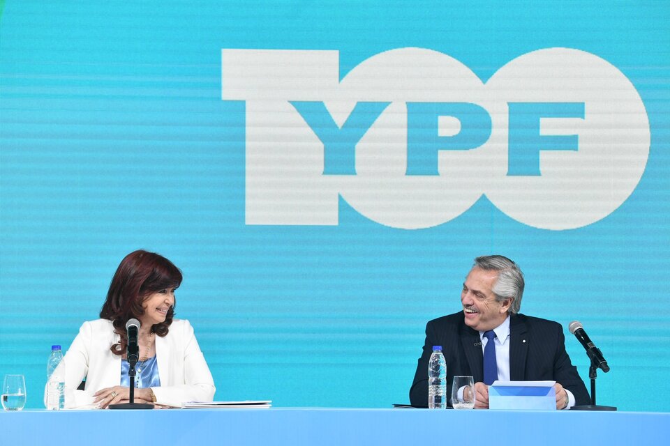 Cristina Kirchner y Alberto Fernández encabezaron el acto por los 100 años de YPF. Imagen: @Alferdez.