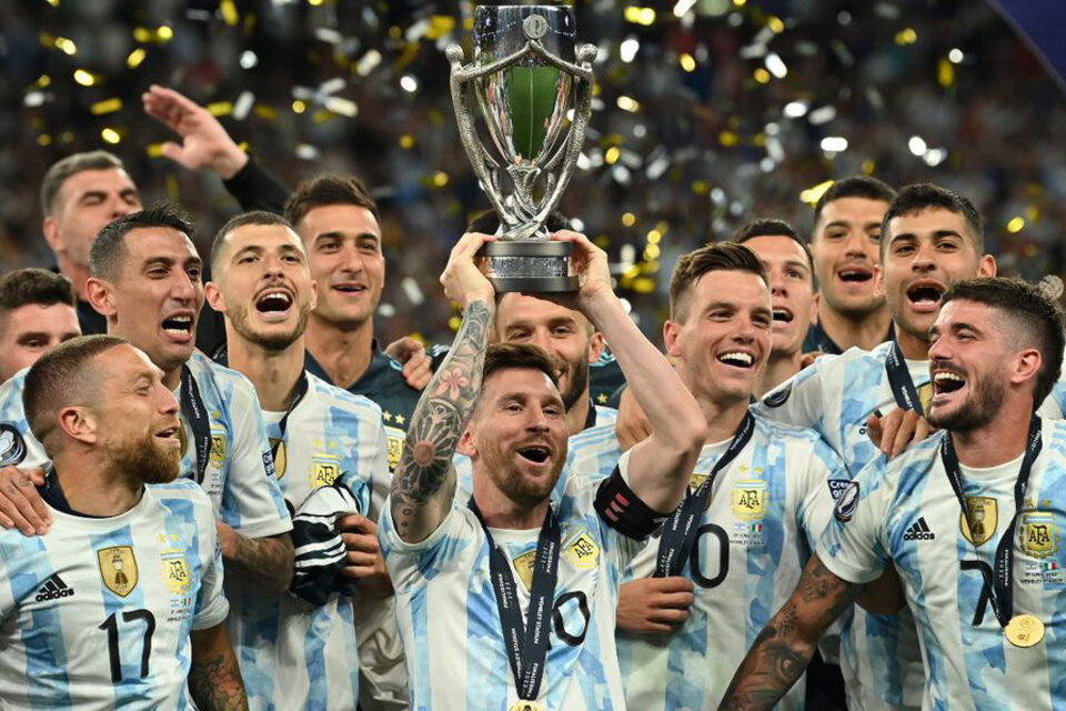 Messi levanta la Copa de la Finalissima ganada ante Italia en Wembley. (Fuente: AFP)