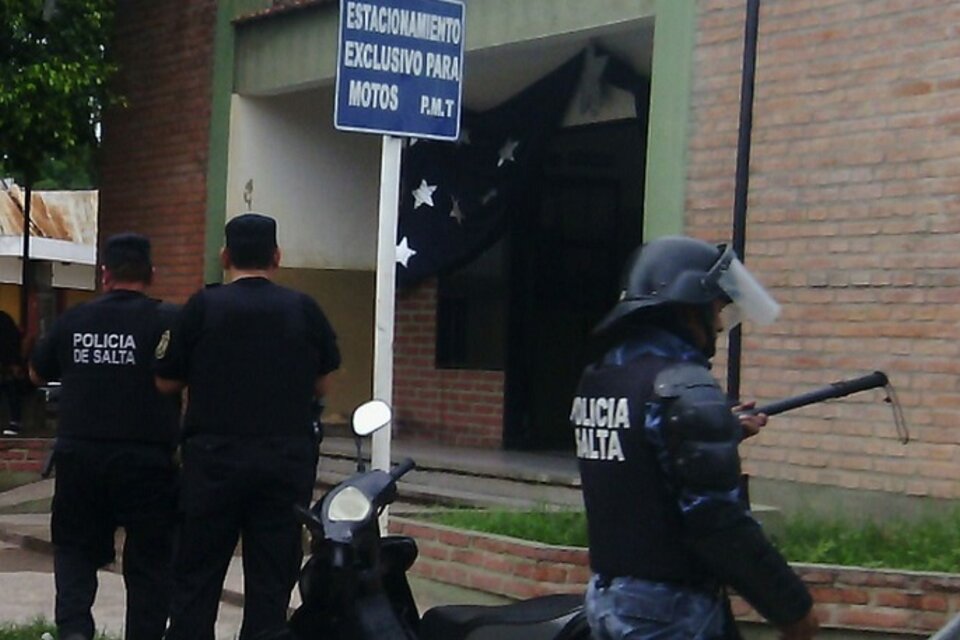 Detienen a 10 policías por golpes a detenidos en Tartagal 