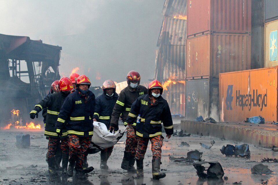 Al menos 49 muertos y 300 heridos por una explosión química en un depósito de contenedores en Bangladesh. Imagen: AFP