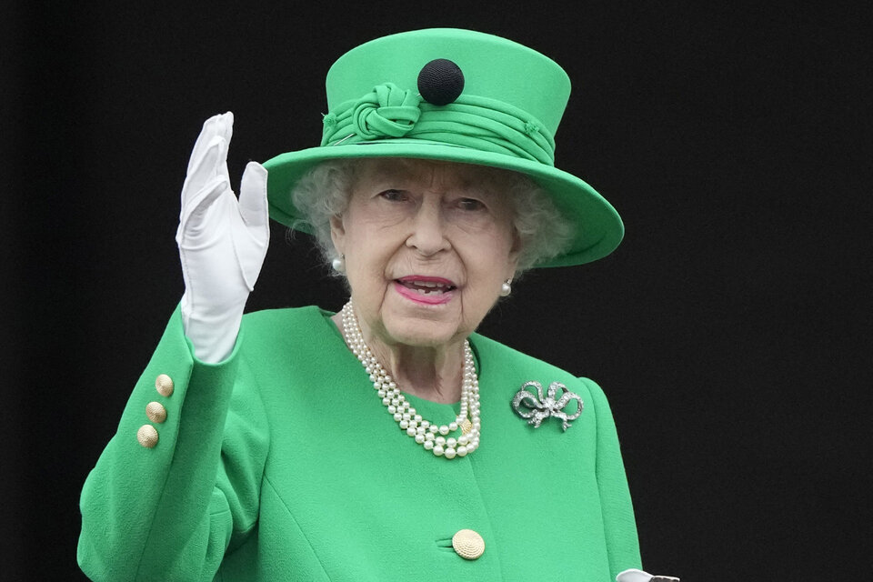La reina Isabel reapareció en el cierre de los festejos por sus 70 años en el trono. Foto: Telam. 