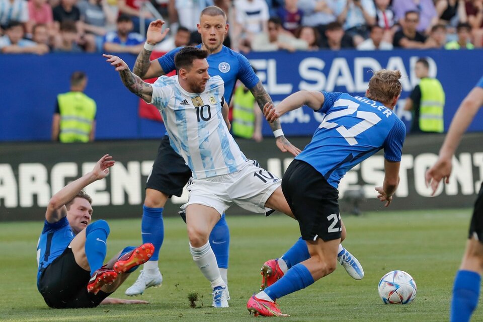Messi rodeado por tres adversarios en Pamplona (Fuente: EFE)