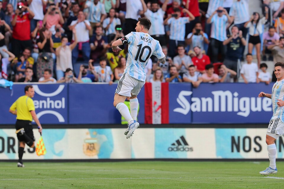 Lionel Messi celebra de unos sus cinco goles ante Estonia. Foto: AFA.