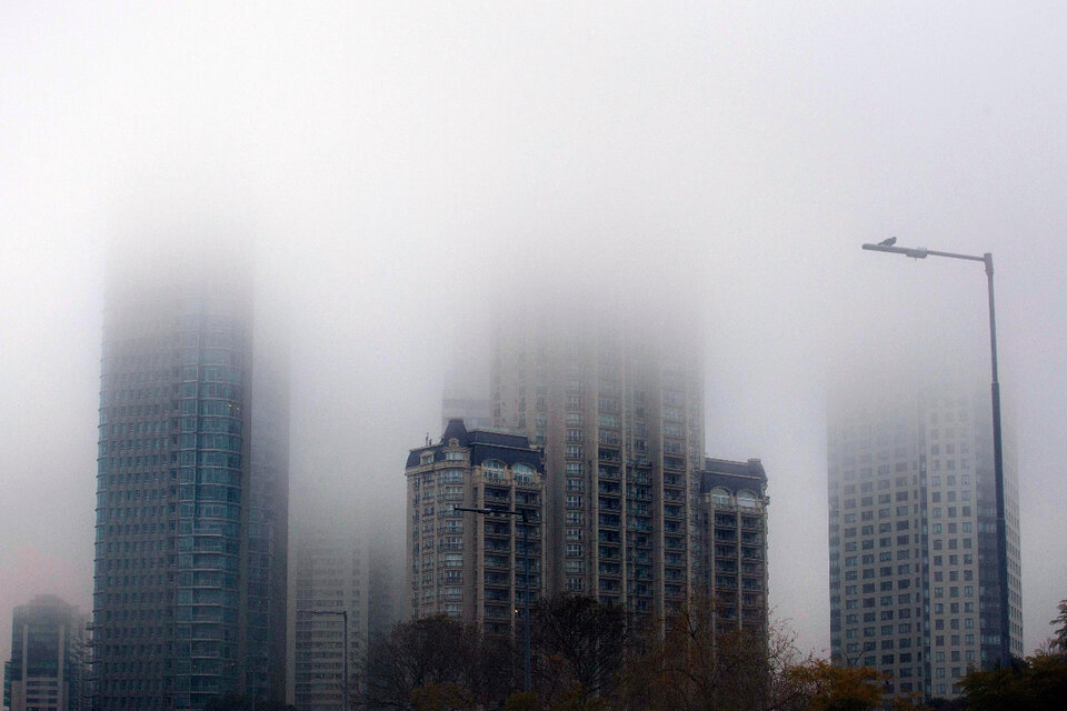 La Ciudad amaneció cubierta de niebla y los vuelos tuvieron que ser desviados. Imagen: Adrián Pérez