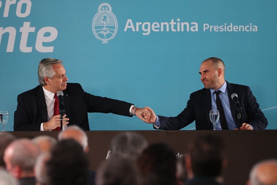 Martín Guzmán y Alberto Fernández durante la presentación del gravamen a la renta inesperada. (Fuente: EFE)