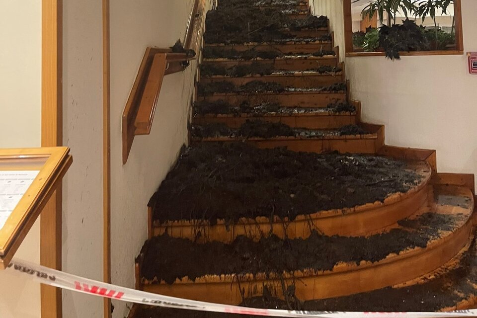 Tragedia. El barro ingresó por el primer piso y llegó hasta la planta baja del hotel en Bariloche. Imagen: Twitter
