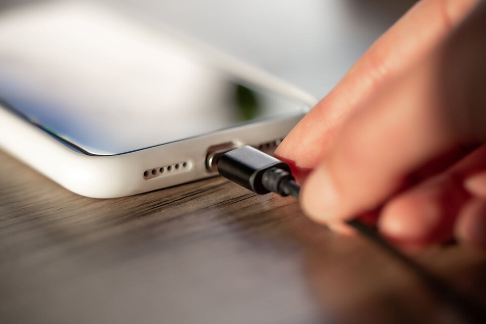 El cargador único será USB-C para celulares, tablets, cámaras digitales y consolas. Imagen: Freepik