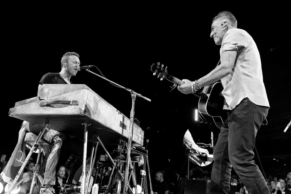 Bruce Springsteen con Chris Martin en el escenario durante el show en Nueva Jersey. Foto: Twitter @coldplay
