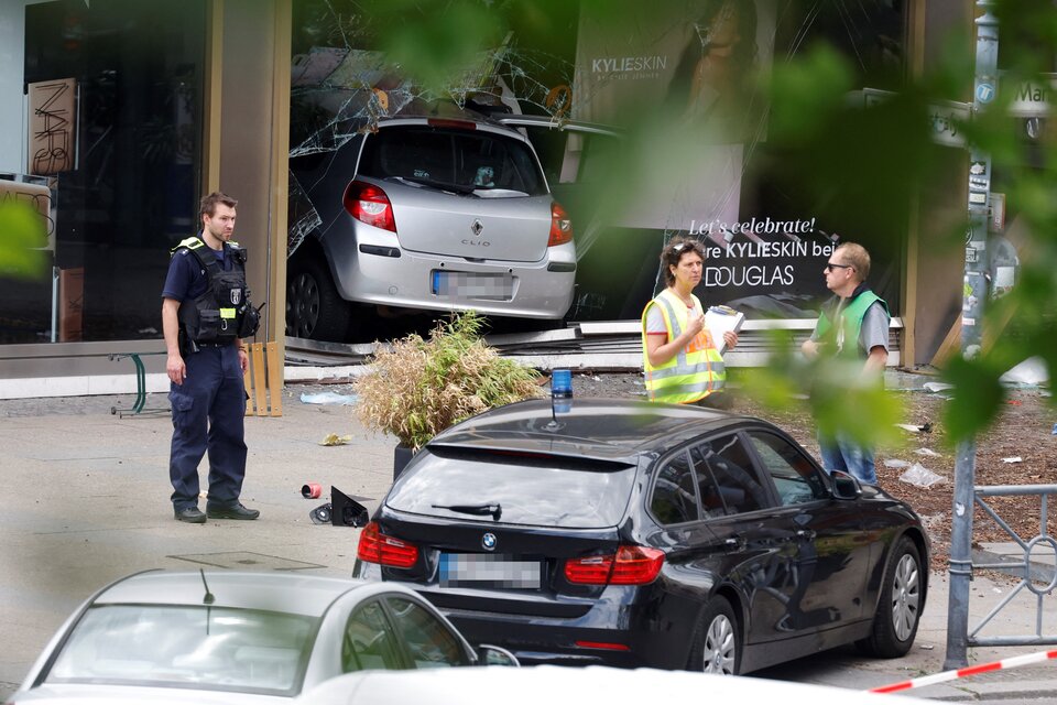 Destrozos. Tras atropellar a una multitud y matar a una persona, un auto quedó incrustado contra una vidriera en Berlín. Imagen: AFP.