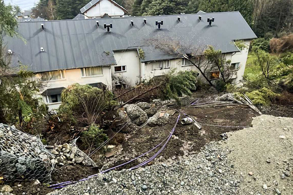 Un alud de barro ingresó en un hotel de Bariloche y tres turistas murieron. Imagen: NA