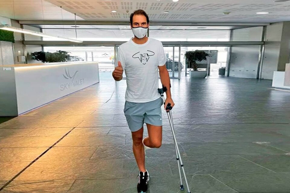 Rafael Nadal, caminando con muletas en la clínica de Barcelona
