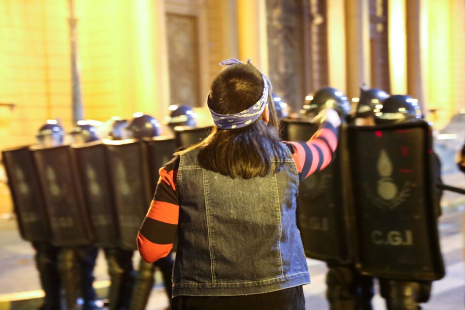Una de las tantas imágenes de la persecución a las manifestantes feministas luego de una marcha. (Fuente: Jose Nico)
