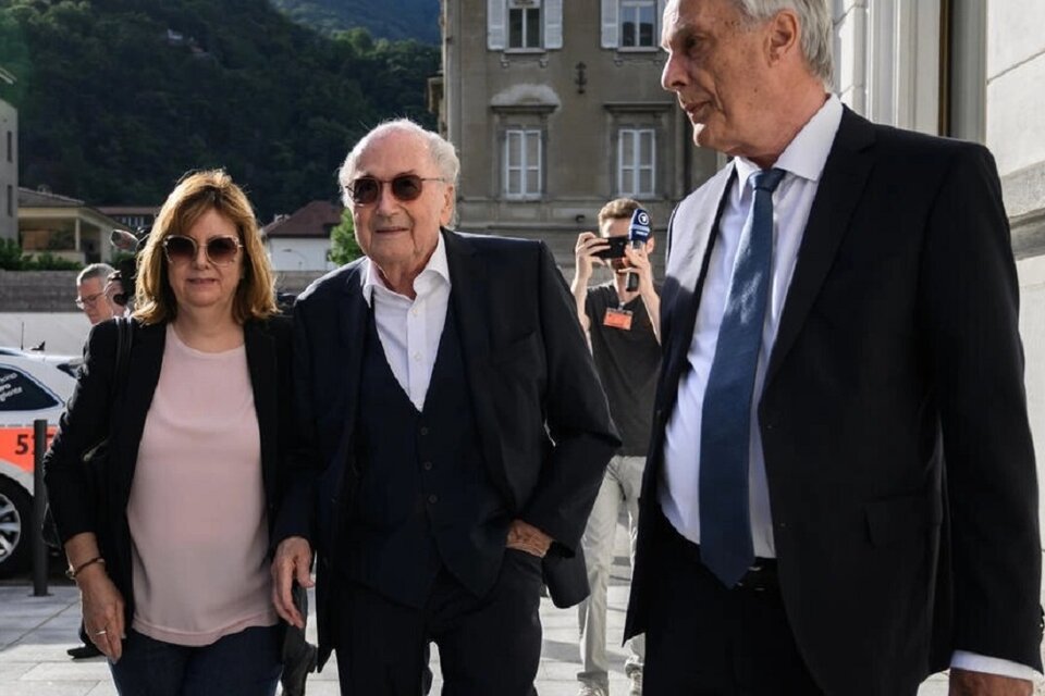Blatter y su mujer Corinna llegando a los tribunales suizos (Fuente: AFP)