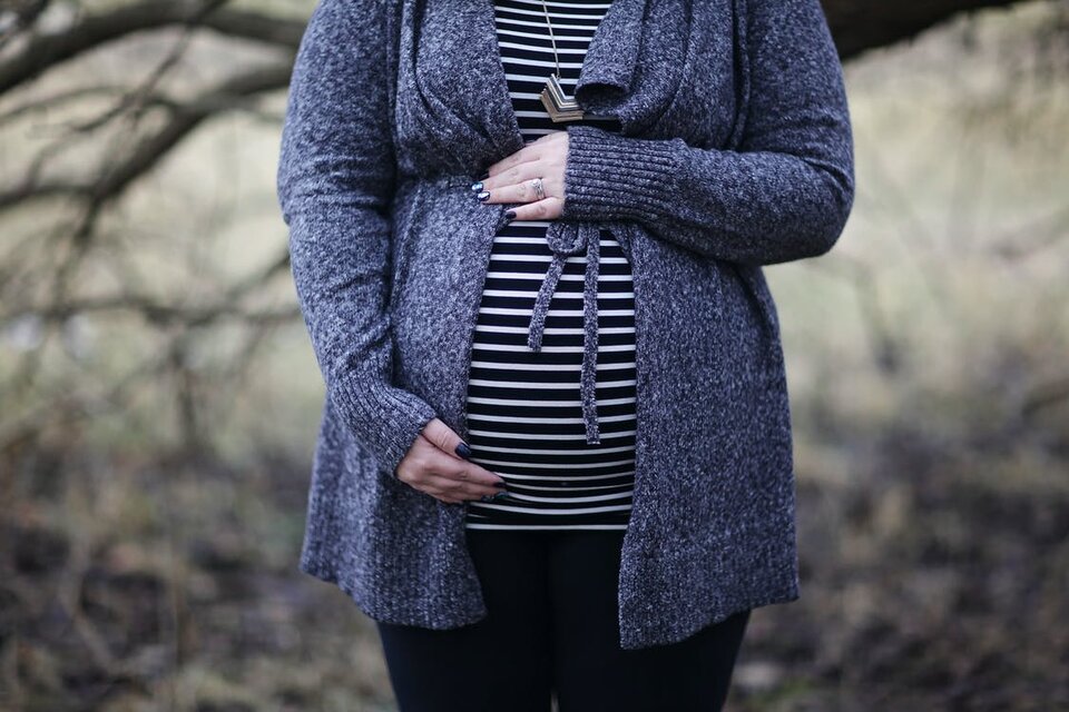 Avance. Una mujer de 38 años cursa un embarazo con un embrión seleccionado por Inteligencia Artificial. Imagen: Pexels.