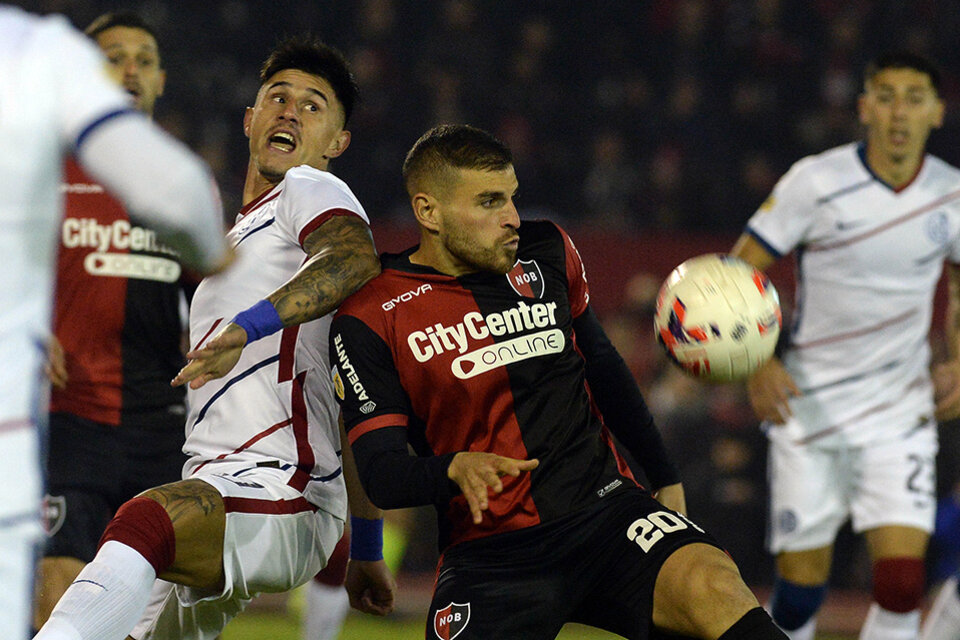 1) González fue una de las opciones que tuvo Ñuls. 2) Pablo Pérez se fue lesionado de la cancha. (Fuente: Sebastián Granata)