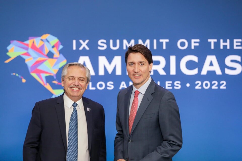 Alberto Fernández y Justin Trudeau en la Cumbre de las Américas. Foto: Presidencia.