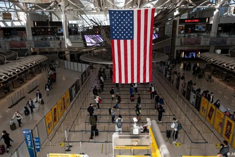 Estados Unidos dejará de pedir el test negativo de coronavirus a los viajeros para ingresar al país. Imagen: AFP. 