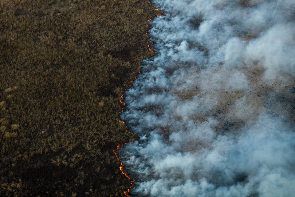 La imágen del avance del fuego en los humedales de Entre Ríos es la tapa del anuario de ARGRA. (Fuente: Tomás Cuesta)