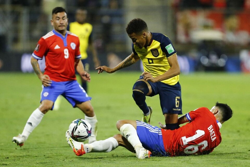 Castillo en uno de los dos partidos que disputó ante Chile (Fuente: EFE)