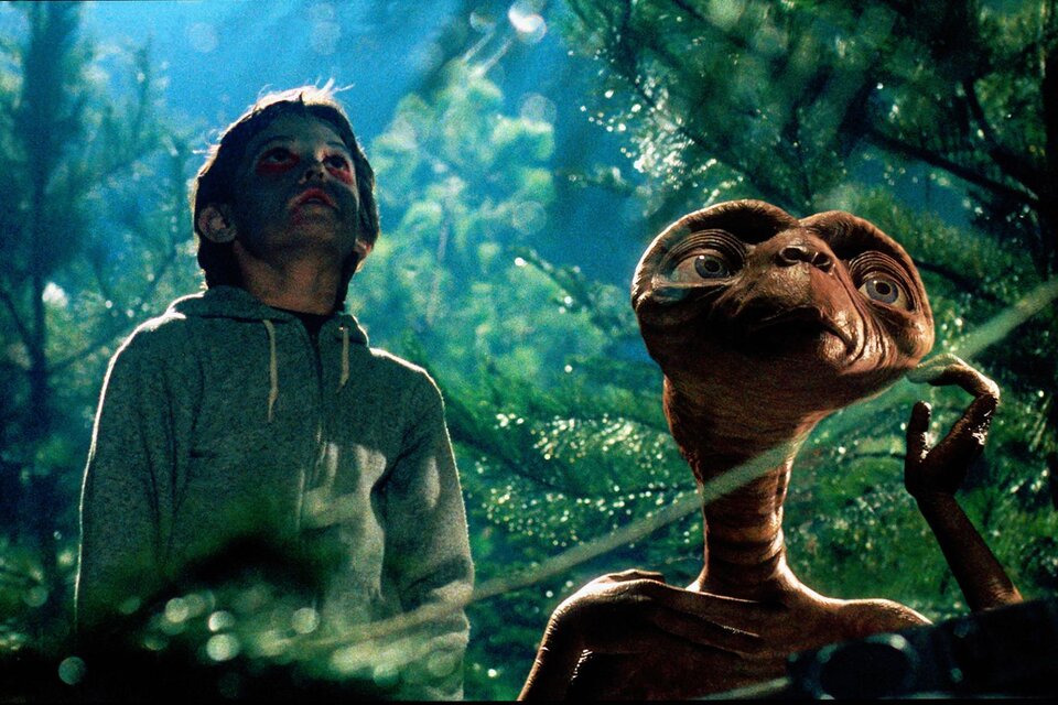 Elliott (Henry Thomas) y el extraterrestre imaginado por Spielberg en el set de "Los cazadores del arca perdida".