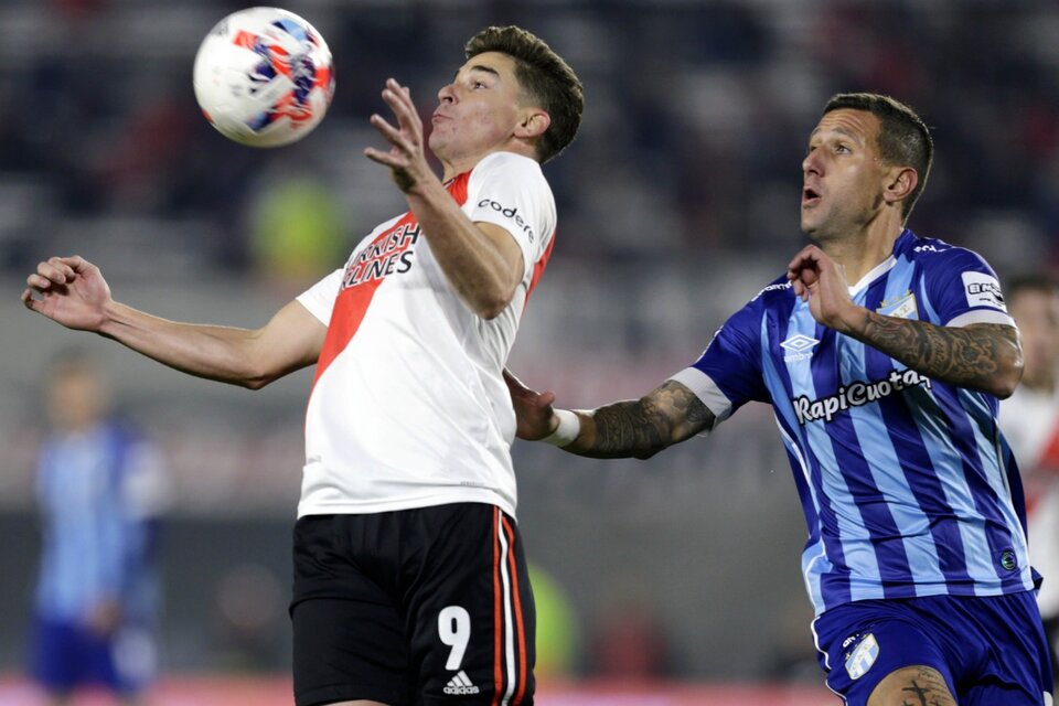 Julián Álvarez tuvo que jugar lejos del área y River lo sintió (Fuente: Fotobaires)