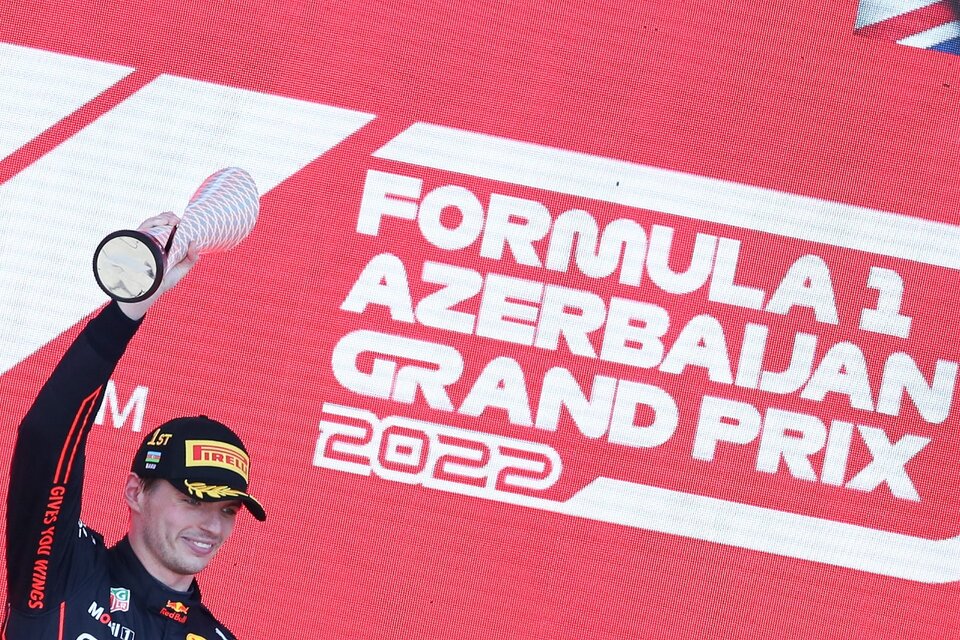 Verstappen en el podio de Bakú (Fuente: EFE)