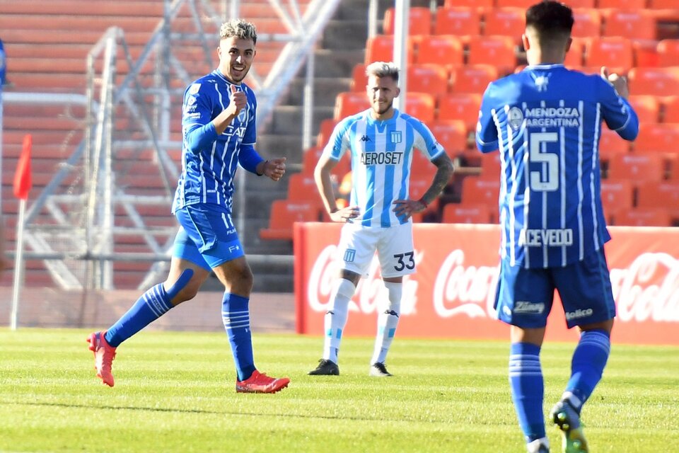El goleador Rodríguez celebra con Acevedo; lo lamenta Piovi (Fuente: Télam)