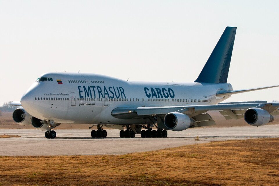 El avión de Emtrasur demorado en Ezeiza.
