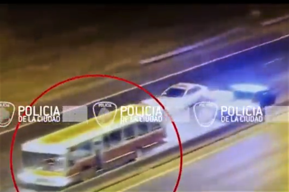 Durante la persecución, el hombre chocó con 16 autos particulares, cuatro patrulleros y una ambulancia. Imagen: Captura de TV