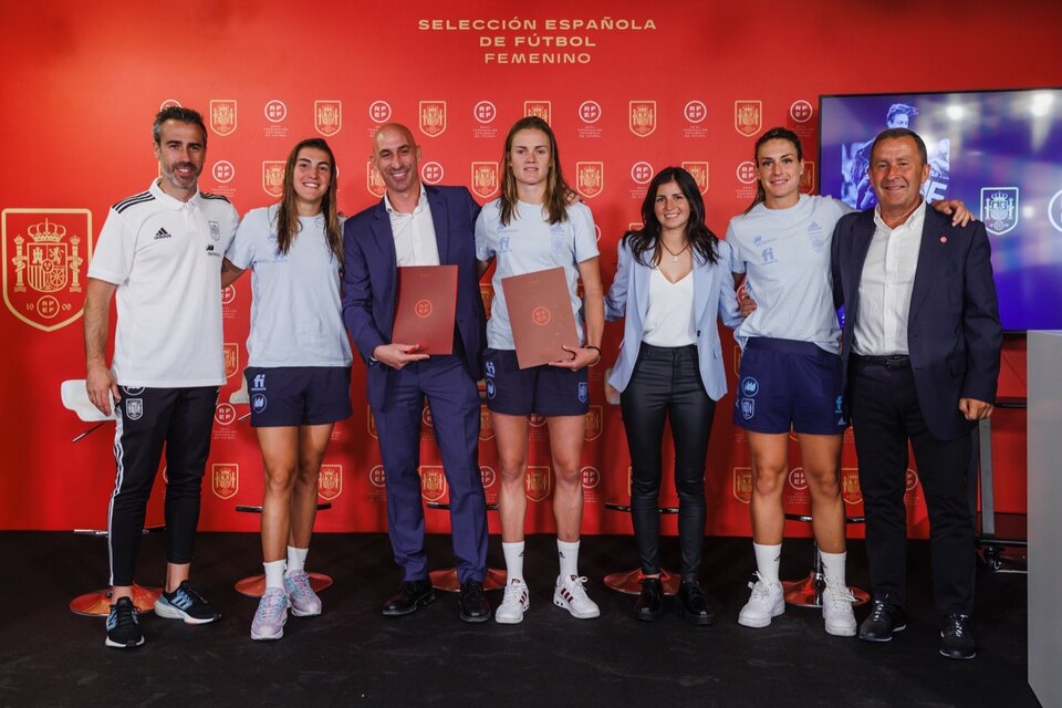 Autoridades de la RFEF y capitanas del seleccionado femenino de futbol español. Imagen: Twitter oficial RFEF.