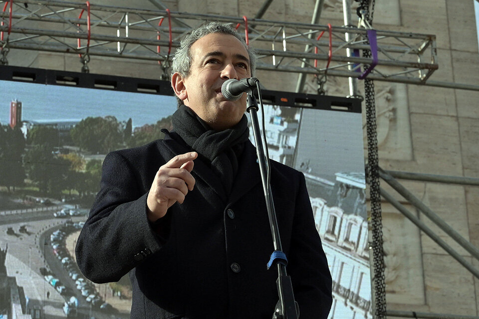 El intendente habló con la prensa después del acto de jura de la Bandera.  (Fuente: Sebastián Granata)