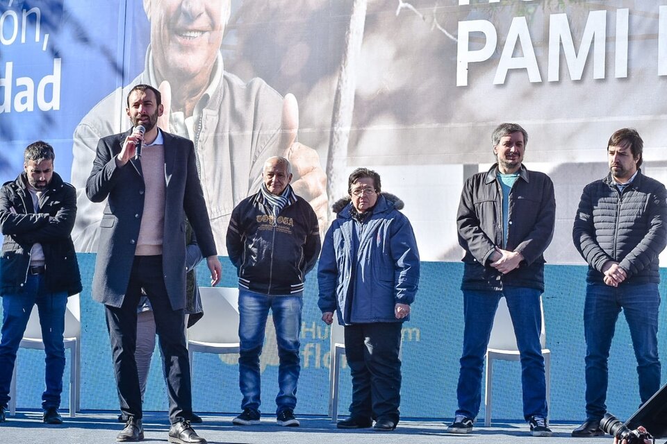 Selci junto con Martín Rodríguez, subdirector del PAMI, el diputado Máximo Kirchner y el ministro bonaerense Kreplak durante el anuncio de la construcción de un hospital de PAMI en Hurlingham.